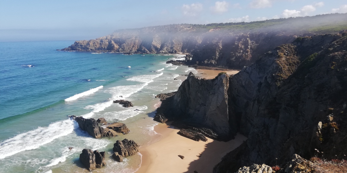 Wandern entlang der Küste Portugals - der Fischerpfad mit Blick auf versteckte Buchten