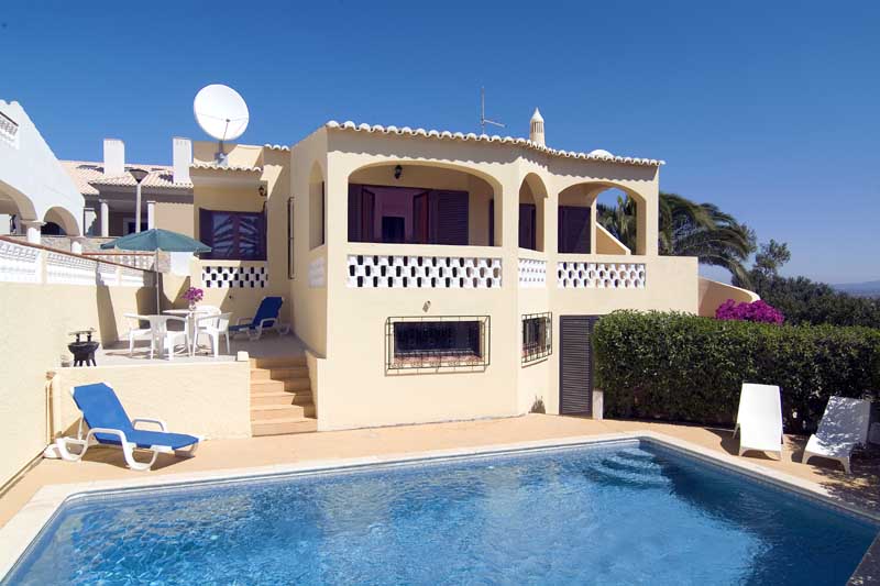 417 Villa Beatriz, sleeps 4, quiet residential area in Praia da Luz, perfect location, private pool, walking distance to village and beachlgarve, Portugal 417 Villa Beatriz, a 2 bedroom property, sleeps 4, private pool, queit location in Praia da Luz for summer rent, Algarve, Portugal