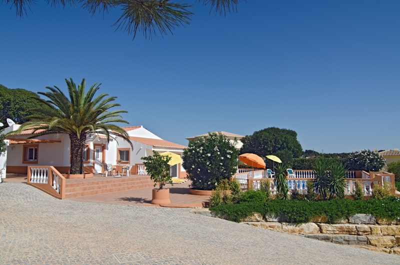 Villa Mariposa, sleeps 6, private holiday property above Meia Praia beach in Lagos, quietly located, fantastic pool area Villa Mariposa, private holiday villa above Meia Praia beach, private pool, Lagos, Algarve, Portugal