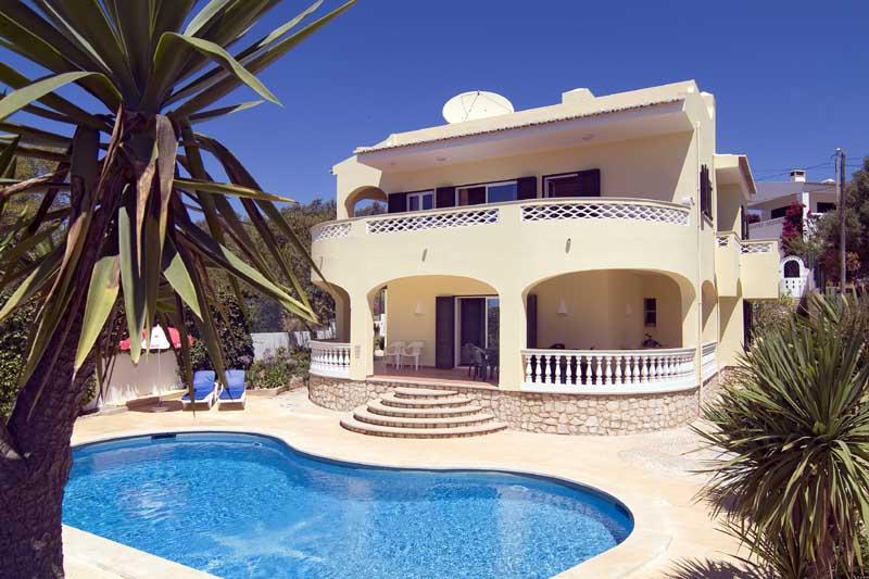808 Villa Solamar, sleeps 10 people, well kept property overlooking the sea, just a couple of minutes walking distance to Meia Praia beach, Lagos, large private pool, beautiful safe garden, Algave Portugal 808 Villa Solamar, sleeps 10 people, 15% discount 2 to 15 August booking, private large pool, fantastic views overlooking beach, walking distance to Meia Praia beach, Lagos, Algarve, Portugal