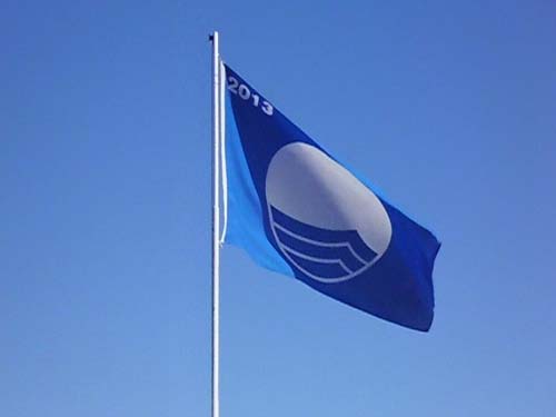 Blaue Flagge signalisiert: Überwachter Strand