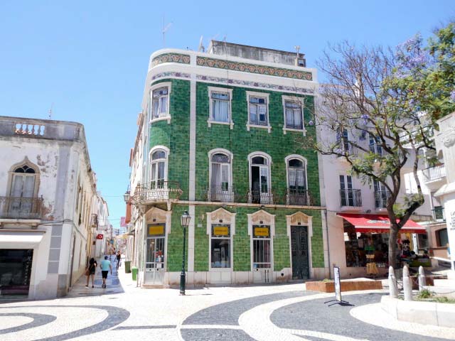 Grünes Kachelhaus in der Rua Garret.