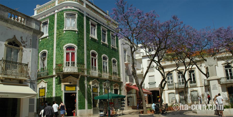 Das berühmte grüne Kachelhaus im Zentrum von Lagos in Portugal