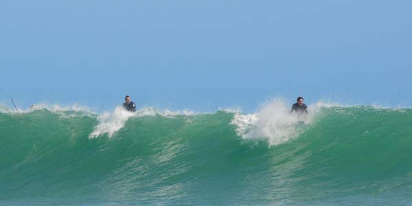 Surfer an der Westküste der Algarve bei Aljezur