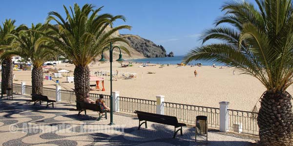 Der wunderschöne Strand von Praia da Luz an der Algarve